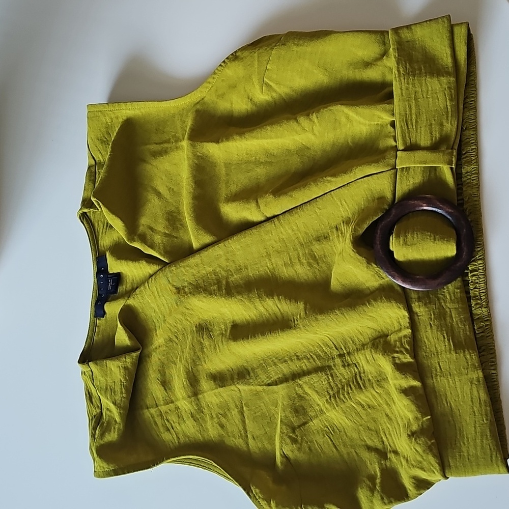 NWOT Olive Green Sleeveless Crop Top With Wooden Buckle - Picture 3 of 5